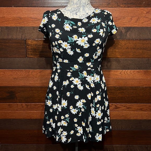 Forever 21 Dresses & Skirts - Forever 21 Scoop Neck Short Sleeve Open Back Black Floral Mini Dress/ Tunic